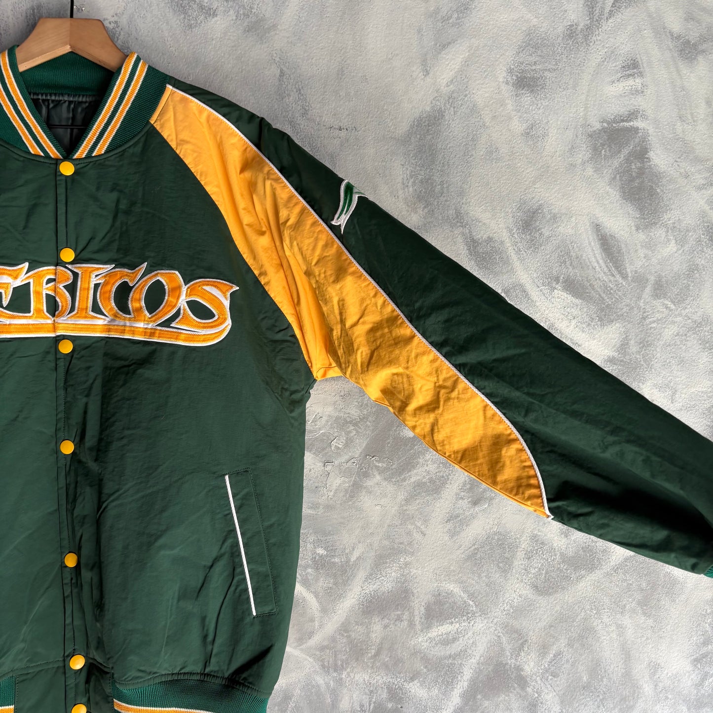 Chamarra de la LMB Para Hombre Talla L Color Verde Con Amarillo Pericos Béisbol LMB 2009