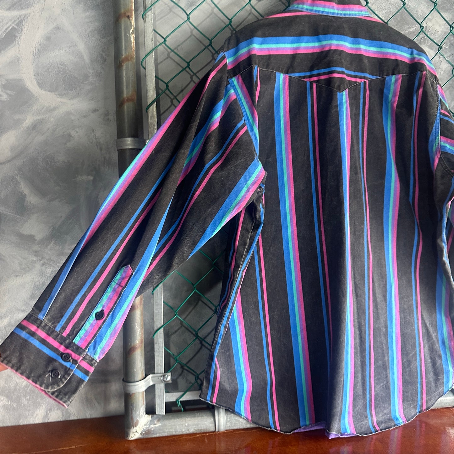 Camisa Vintage Wrangler De Hombre Talla XL Color Azul Y Rosa Estilo Vaquero Tela Gruesa