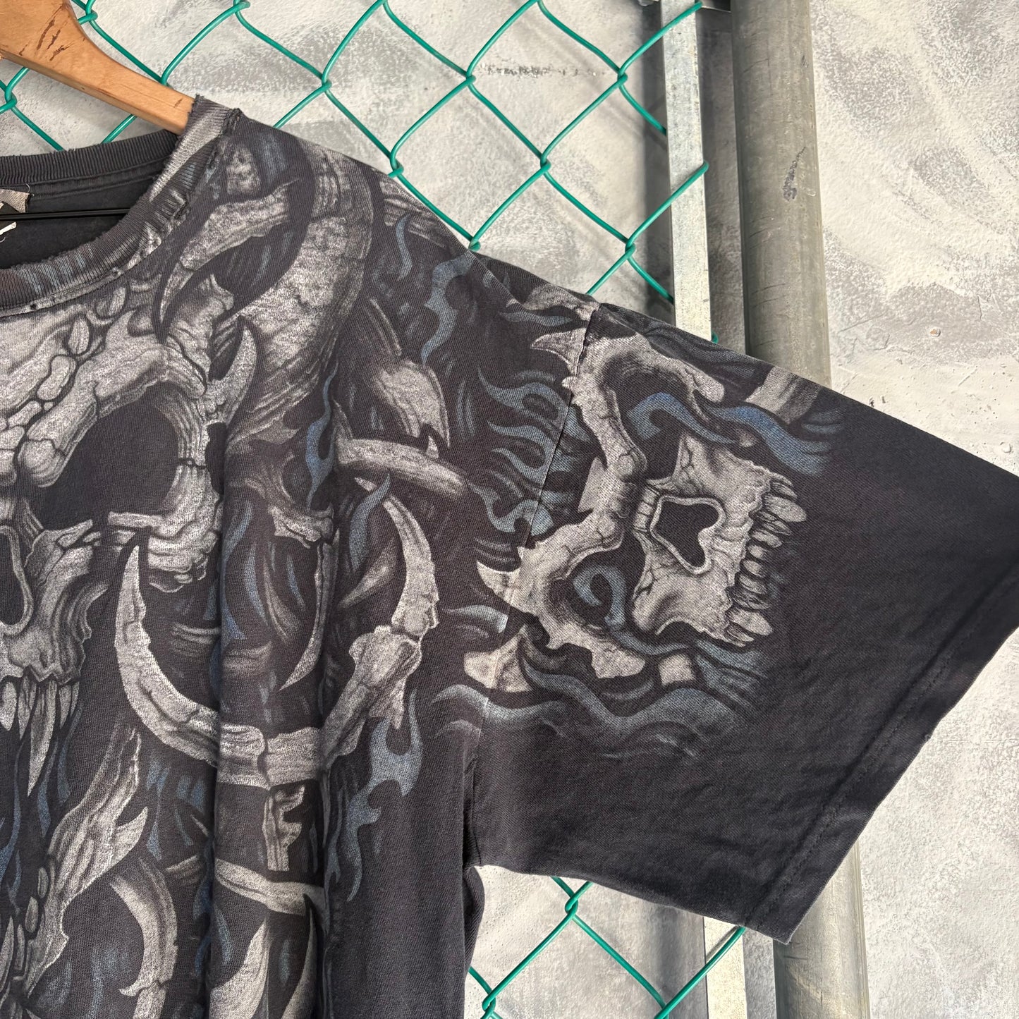 Playera Liquid Blue Para Hombre Talla 2XL Color Negro Deslavado Cráneo de Demonio Flamas Azules