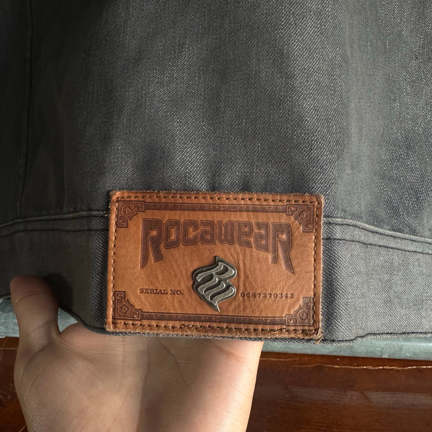 Chamarra Vintage Rocawear De Hombre Talla 2XL Color Azul Marino Mezclilla Y2K