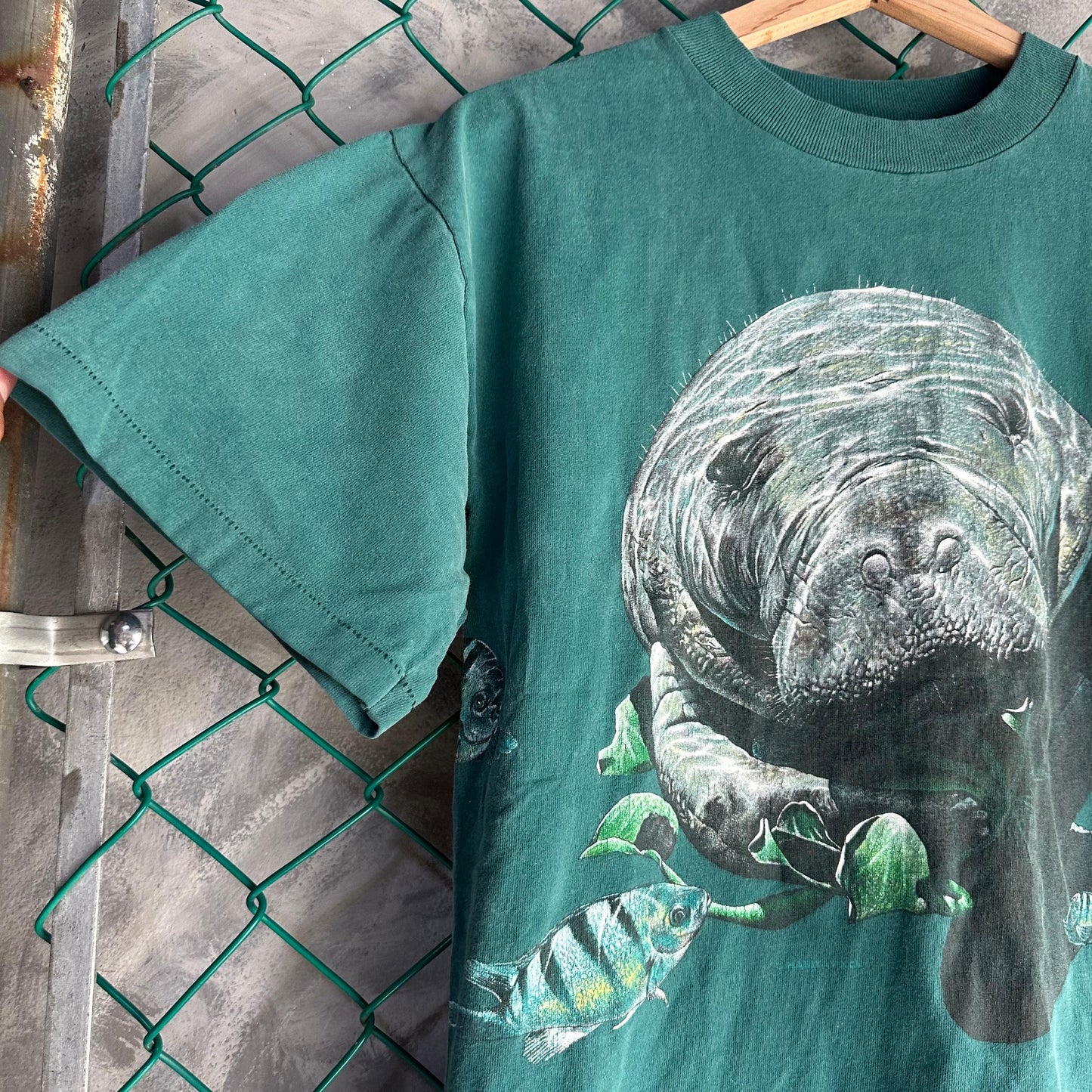 Camisa Vintage de Manati De Hombre Talla M Color Verde Naturaleza Peces Oceano USA