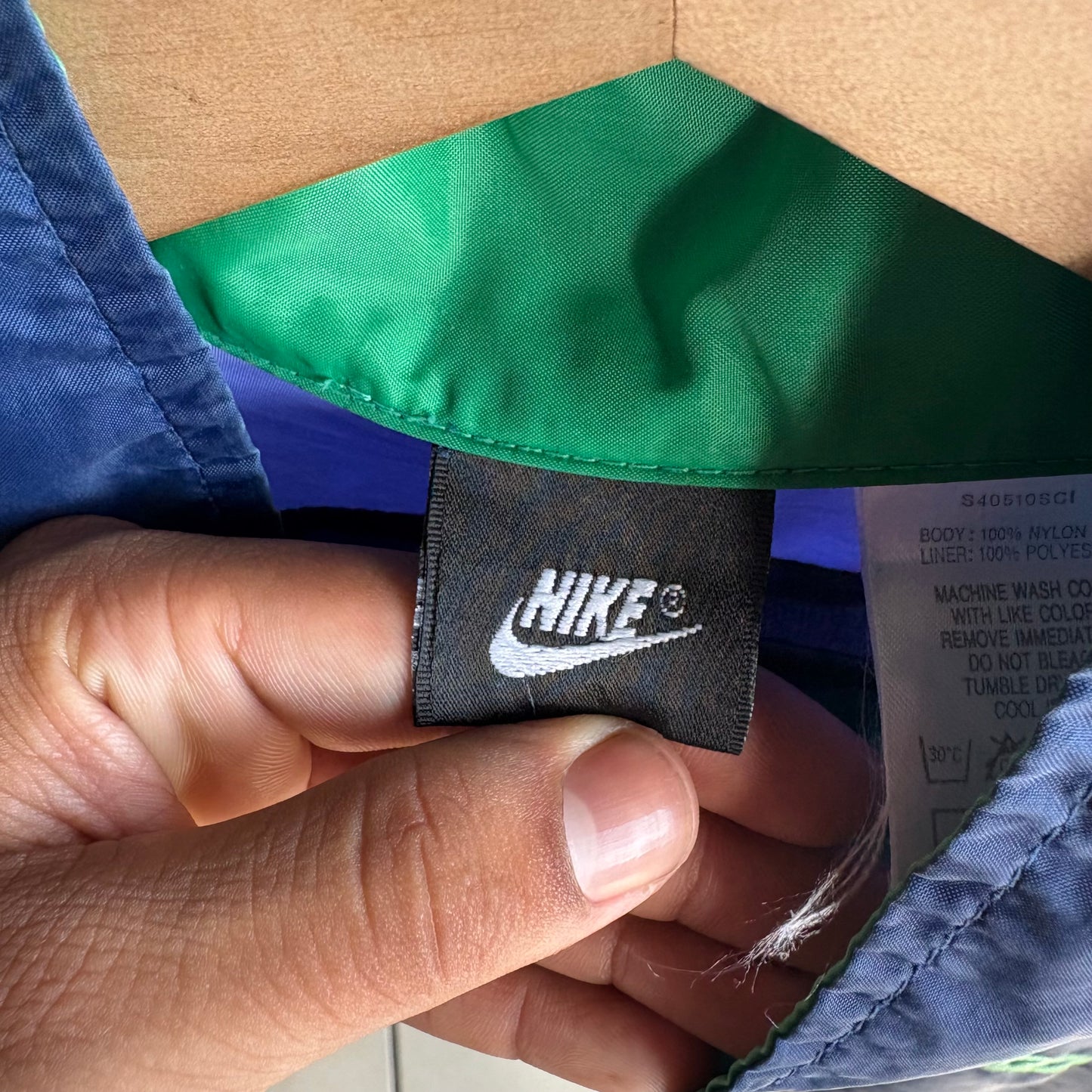 Chamarra Rompe Vientos Nike Vintage Para Hombre Talla XL Color Azul Marino con Verde