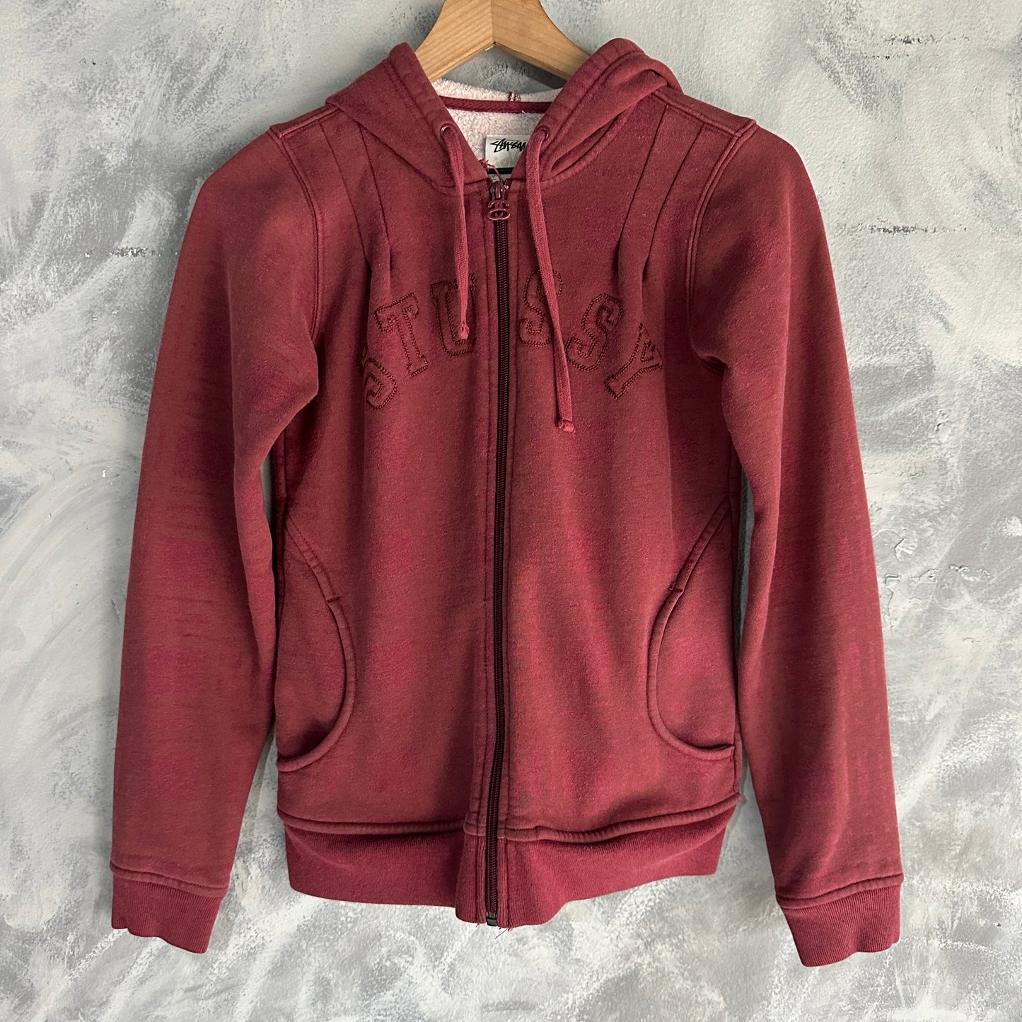 Sueter de ziper (Zip Up) Stussy De Mujer Talla S Color Rojo Vino Estilo Y2K Con Forro De Peluche Al cuerpo
