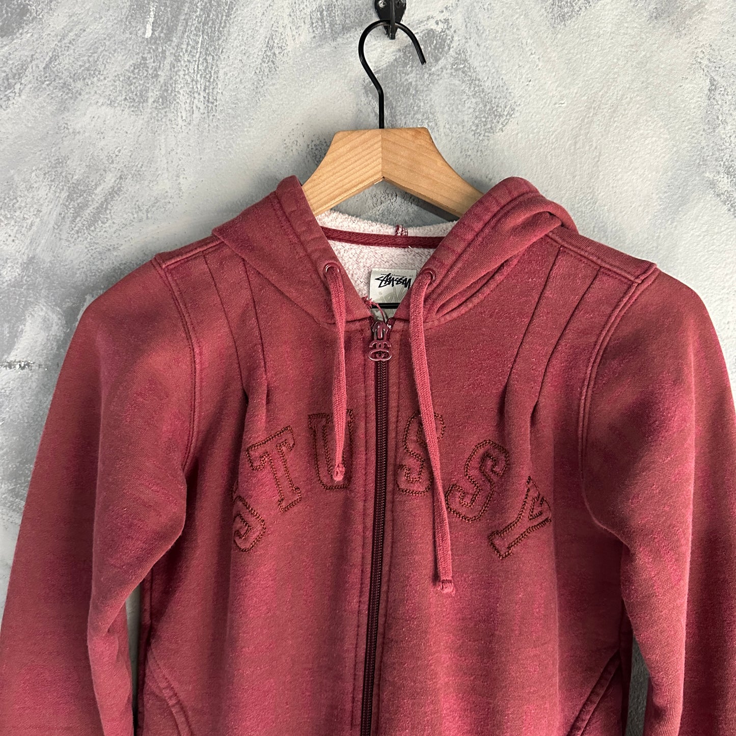 Sueter de ziper (Zip Up) Stussy De Mujer Talla S Color Rojo Vino Estilo Y2K Con Forro De Peluche Al cuerpo