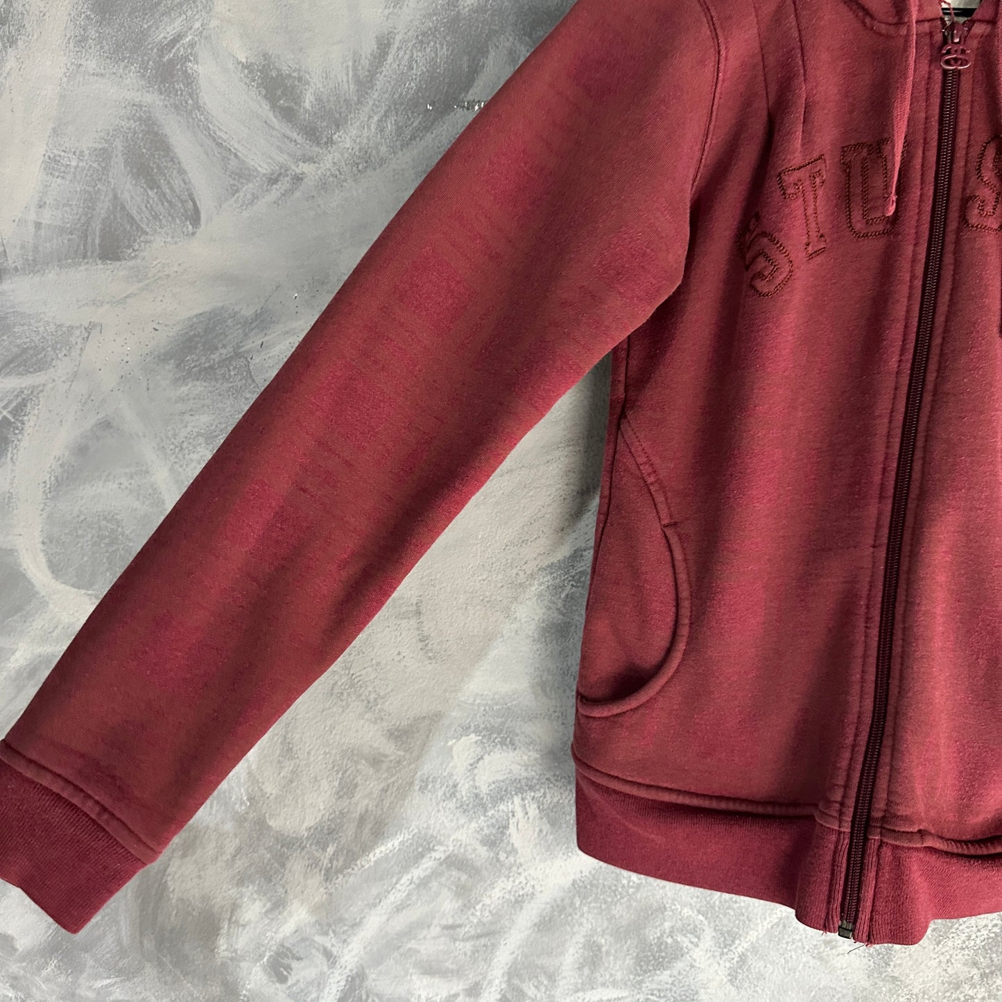 Sueter de ziper (Zip Up) Stussy De Mujer Talla S Color Rojo Vino Estilo Y2K Con Forro De Peluche Al cuerpo