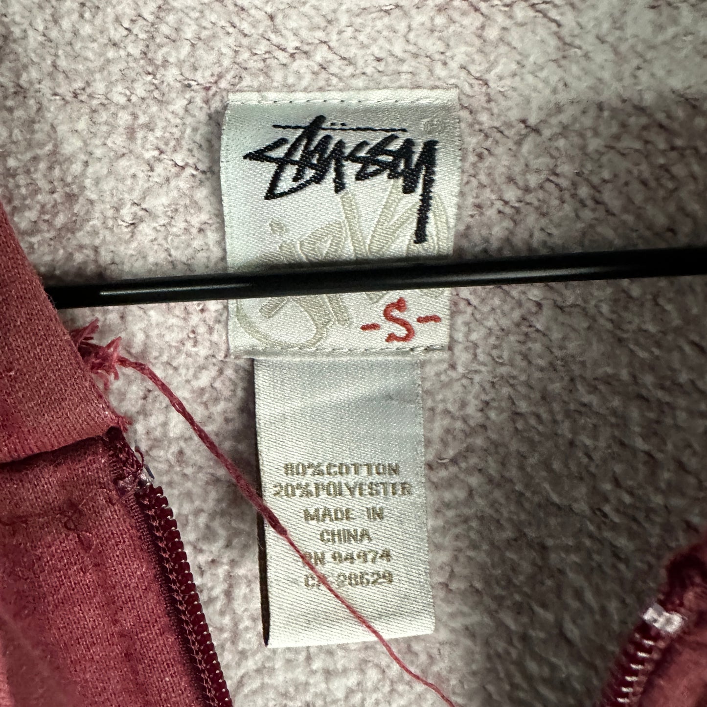 Sueter de ziper (Zip Up) Stussy De Mujer Talla S Color Rojo Vino Estilo Y2K Con Forro De Peluche Al cuerpo