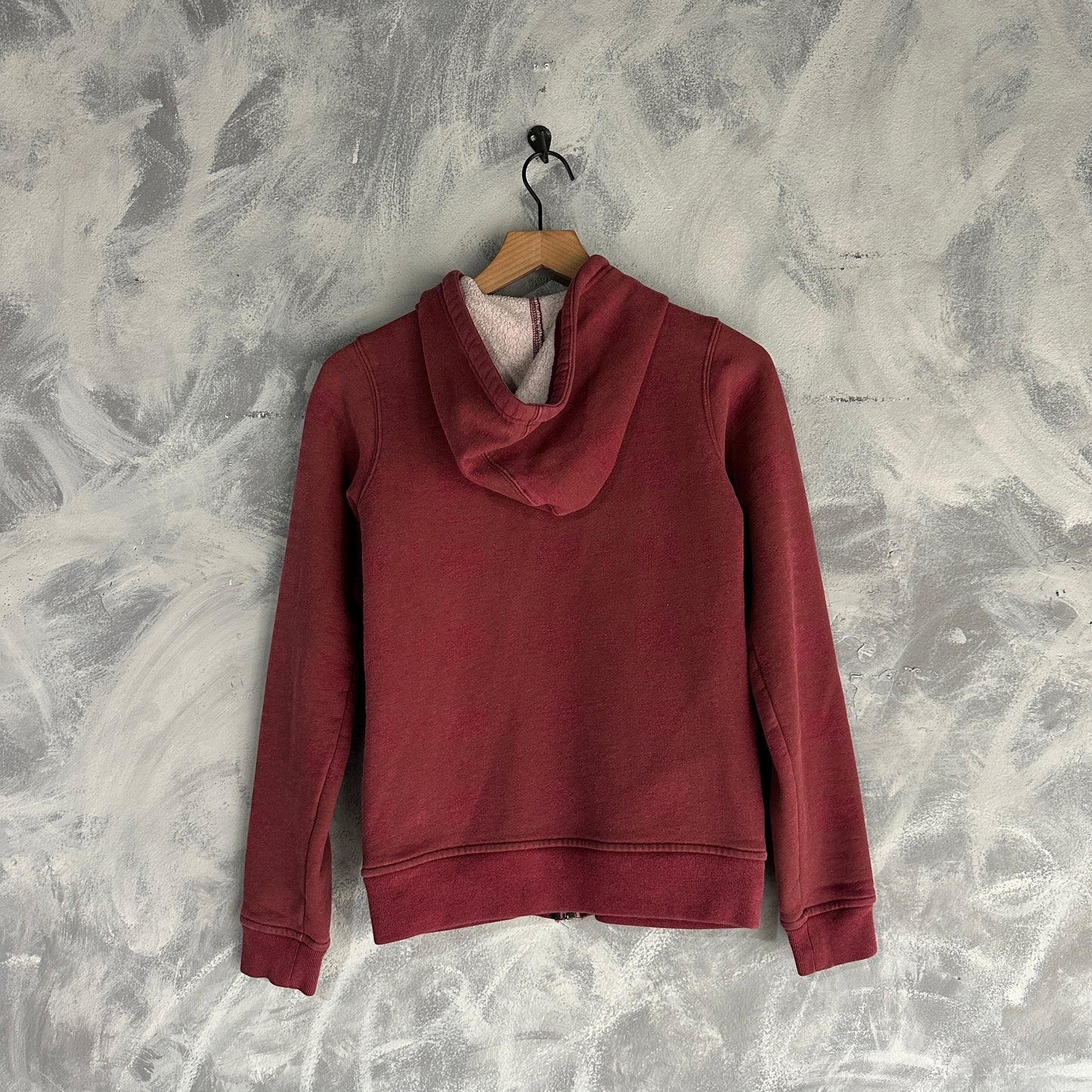 Sueter de ziper (Zip Up) Stussy De Mujer Talla S Color Rojo Vino Estilo Y2K Con Forro De Peluche Al cuerpo