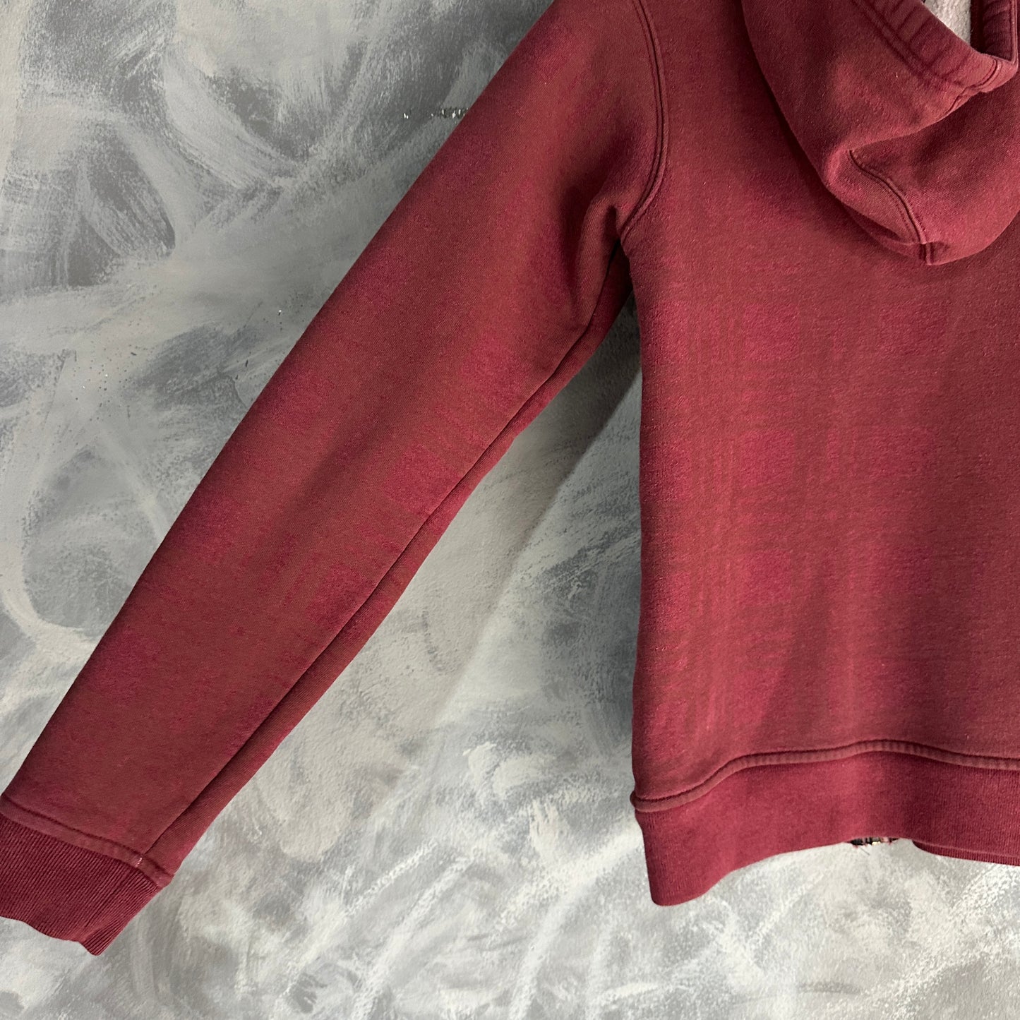 Sueter de ziper (Zip Up) Stussy De Mujer Talla S Color Rojo Vino Estilo Y2K Con Forro De Peluche Al cuerpo